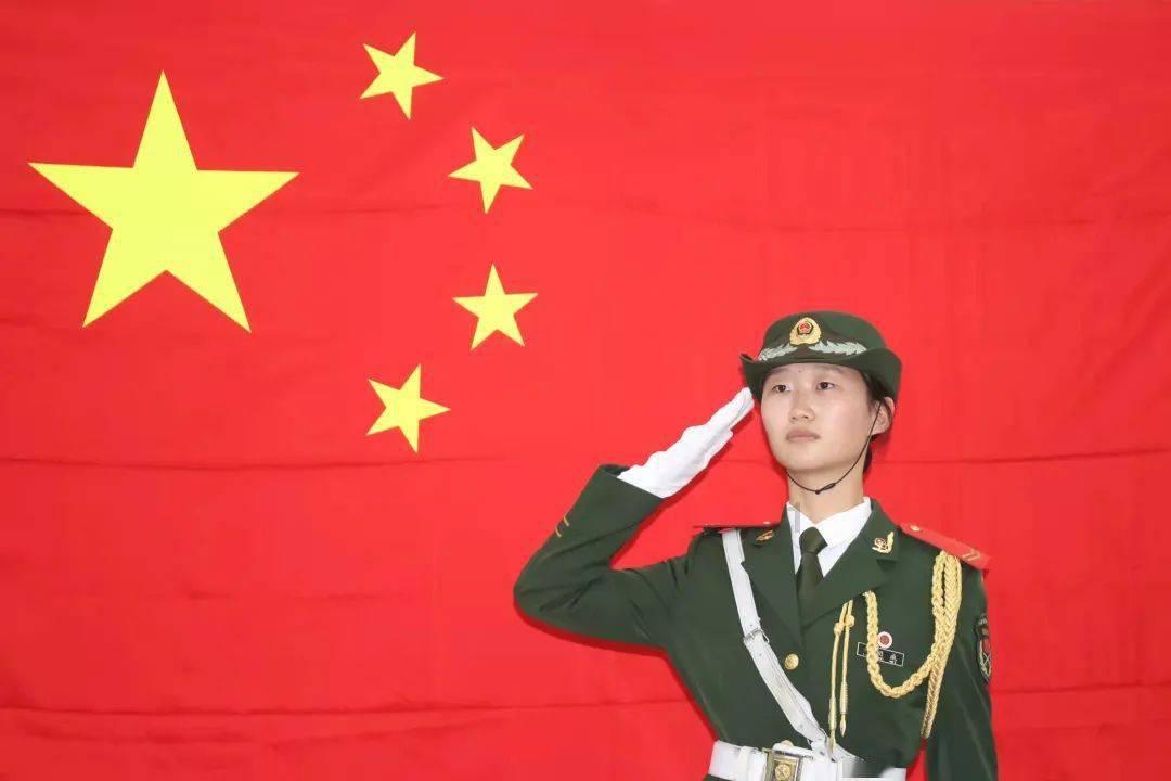 度假的时尚女孩